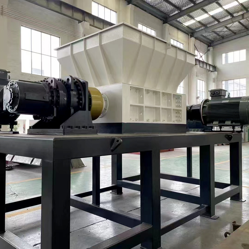 آلة التقطيع ثنائية المحور لإعادة تدوير البلاستيك الصناعي: حل رئيسي لمعالجة البلاستيك المستدامة